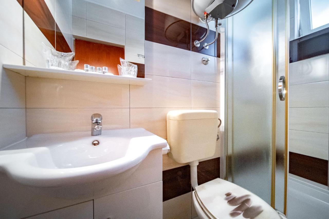 לופאר Apartments Lazaric מראה חיצוני תמונה